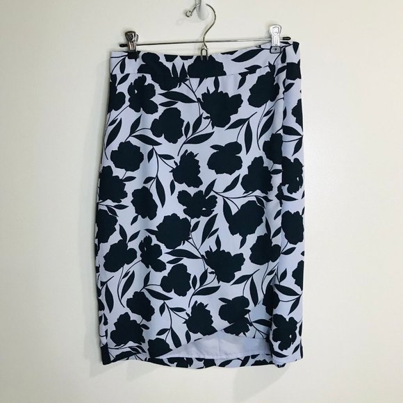 Ann Taylor Dresses & Skirts - Ann Taylor Floral Wrap Skirt Size 4 Pencil Knee Length Light / Navy Blue